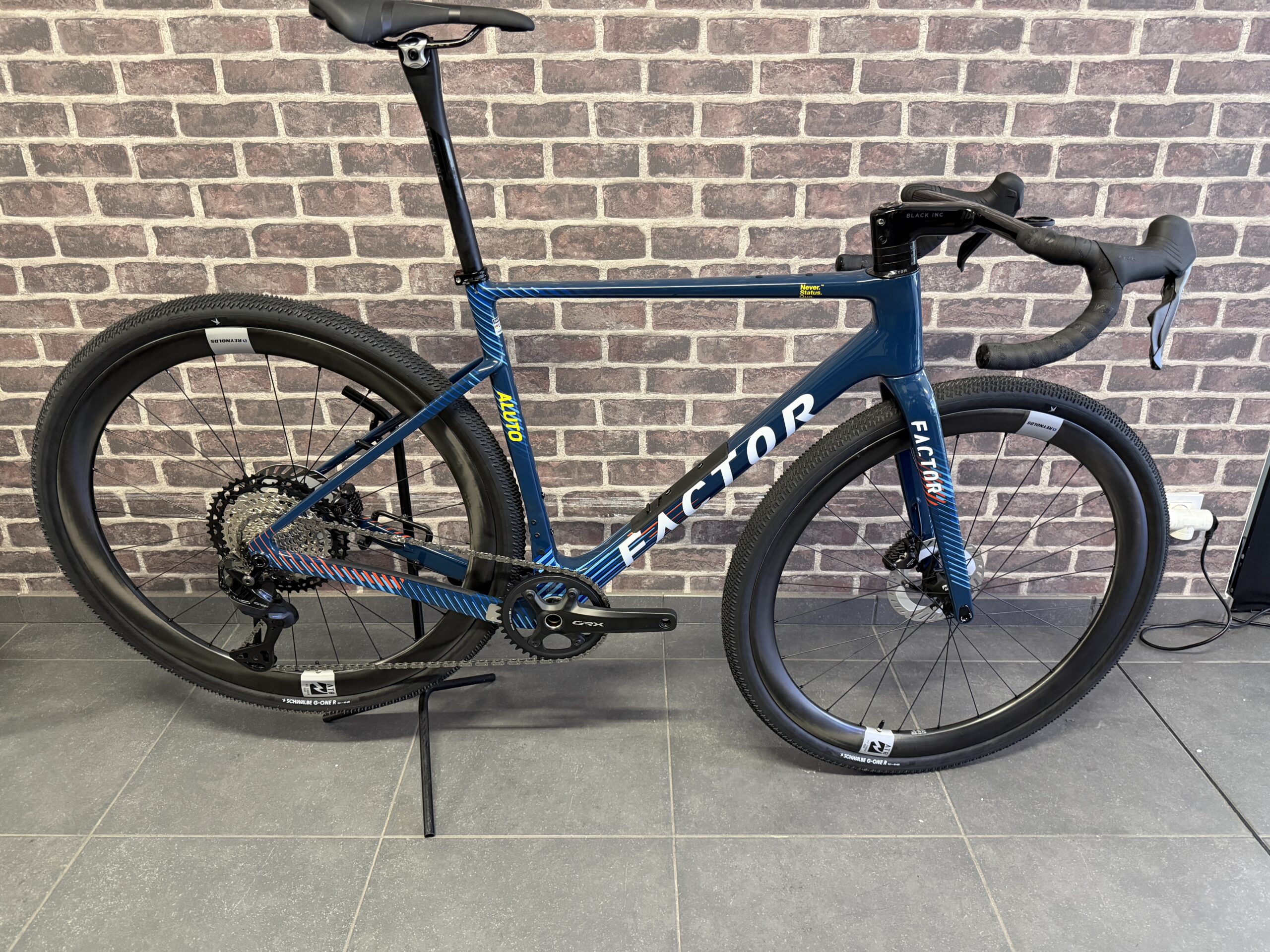 Factor ALUTO gravelfiets stockfiets